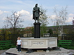 Krisztike a szobornál
