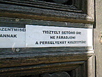 Kiírás a templom hátsó bejáratán