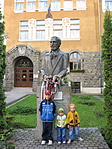 A tanítóképző előtt