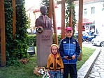 A szoborcsoportnál