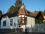 A Szőnyi-emlékháznál