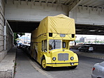 Hotelbusz a hídalatt