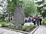 Csapat a koszorúzás közben