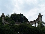 A szobor és környezete