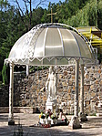 Mária-szobor, kupola alatt