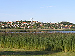 Tihany a Belső-tó partjáról