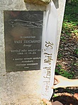 Emlékműnél