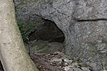 barlang a szikla tövében