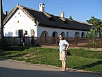 Gabi és Anna a tájháznál
