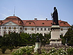 Püspöki palota előtérben Szent László király szobrával