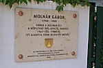 Emléktábla a közelben