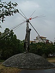 szobor a terelőkúppal