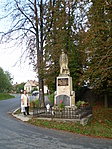 A kápolna elötti szobor.