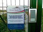 A parkolónál lévő épület bejárata.