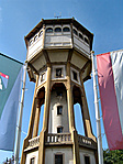 Zászlók között