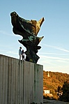 Felszabadulási emlékmű, háttérben a Francia emlékmú (GCTett)