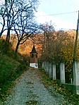 A parkoló felől érkezve.