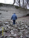 Láthatóan fázik, de be nem vallaná