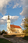 A túronyi árpádkori templom őszi naplemente fényében