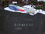 ... és rajta a láda