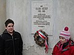 Emléktáblánál