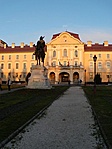 egyetem, állítólag a ló egyik testrésze szerencsét hoz ha vizsga előtt simogatják :) (az a része már nagyon fényes )