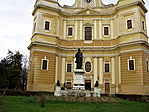 A bazilika Szt.László király szobrával