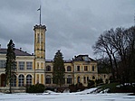 A főhomlokzat a még felújításra váró szárnnyal