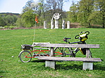 A jármű (takarásban)