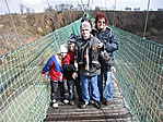 Kis kesserekkel a függőhídon