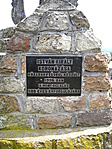 Tábla az emlékműn