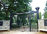 A temető kapuja