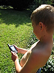Pistike a gps-t figyeli