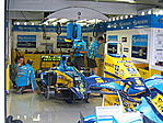2006 A Renault boxában lázas munka folyik