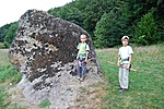 fiúk a kőnél