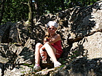 Barbi a kő-trónuson