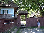 A szülőház kapujában