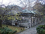 A fürdő ősszel.