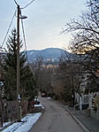 Lefelé a Csévi közön, háttérben a János-hegy