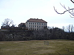 Kastély a focipálya felett