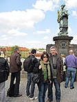 A szobor előtt