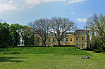 Kastély a parkból
