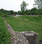 Romok, háttérben a meditáló tömeg
