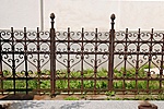 Kovácsoltvas kerítés egy sír körül