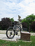 A frissen mosott és olajozott bringám az emlékműnél.