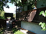 Az emlékháznál