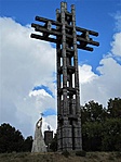 Szobor, háttérben a kilátó