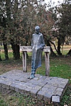 Varga Imre gyönyörű Radnóti szobrát az 1. pontnál meg sem említi a rejtő