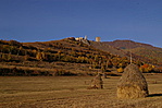 Vár boglyákkal.