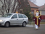 Gyerekek, ti hisztek abban, hogy a Mikulás szánnal jár? Ugyan! Nénóautóval!